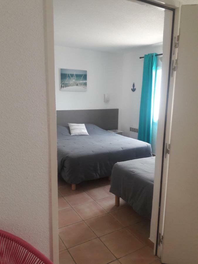 Two Connecting Rooms,815025209:JPEG